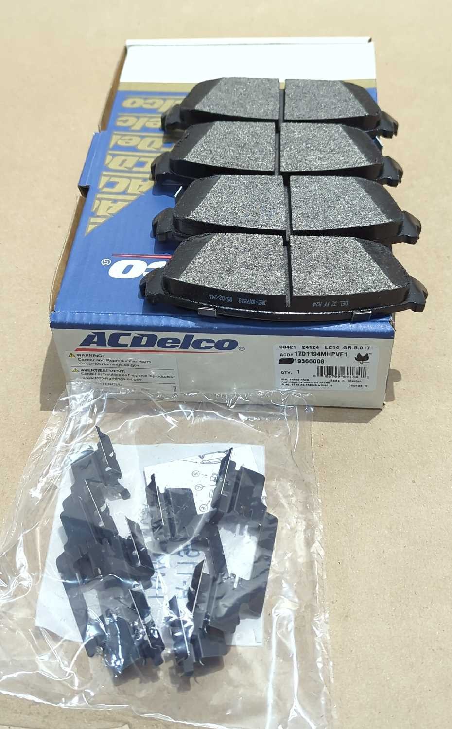 New OEM genuine GM Rear Brake Pads 2007-2014 Chevy GMC Trucks SUV J55 19366008