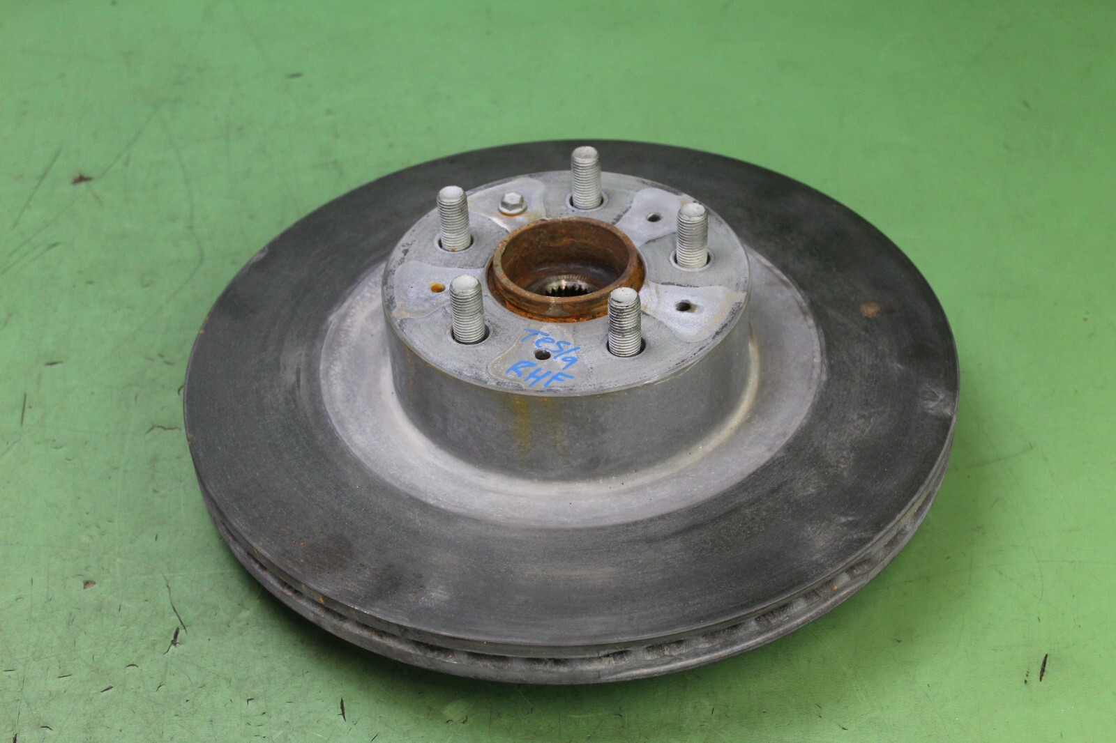 20-23 TESLA MODEL Y RIGHT FRONT BRAKE ROTOR AND HUB BEARING ASSEMBLY OEM