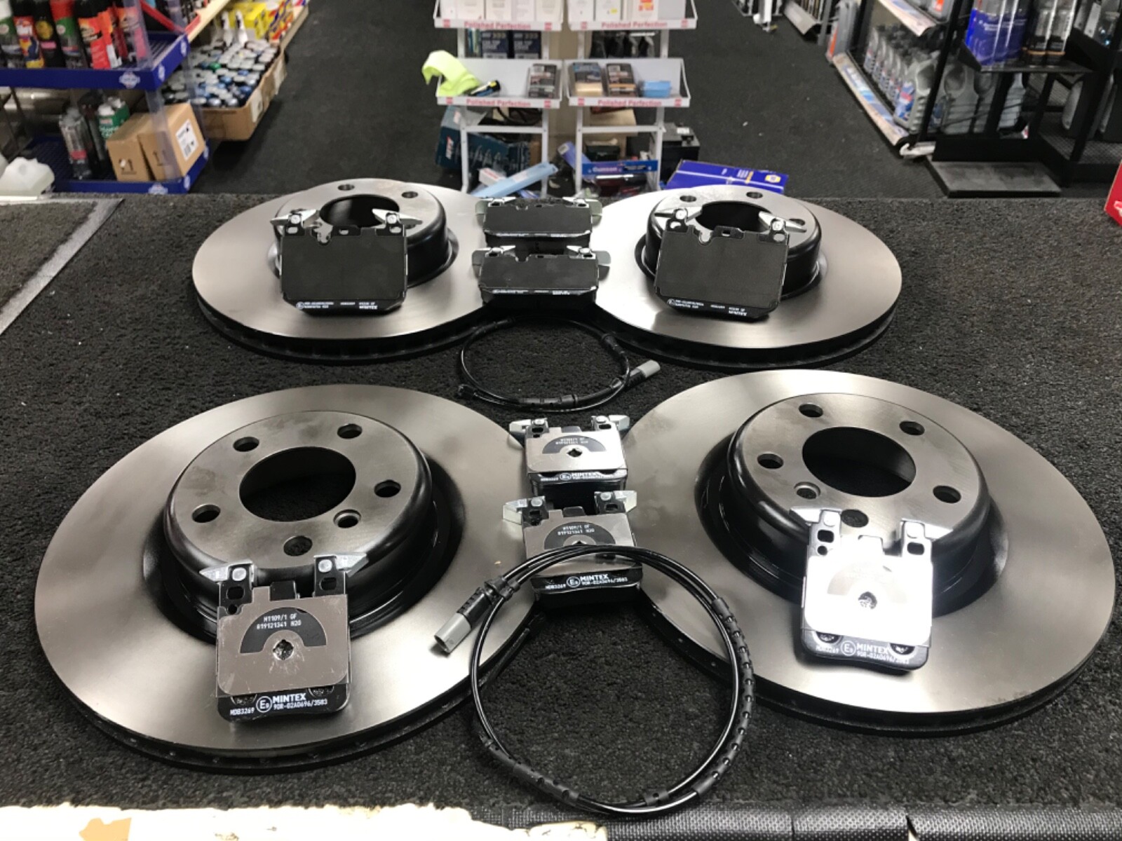 3 SERIES 330D M SPORT BRAKE DISCS WITH BRAKE PADS FRONT REAR 370MM + 345MM