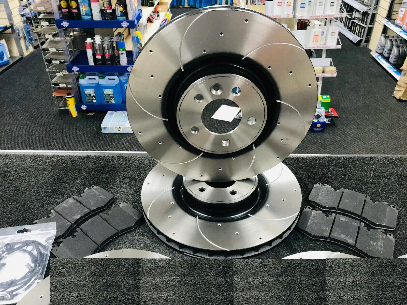 FOR RANGE ROVER SPORT AUTOBIOGRAPHY L494 FRONT DRILLED GROOVED BRAKE DISCS PADS