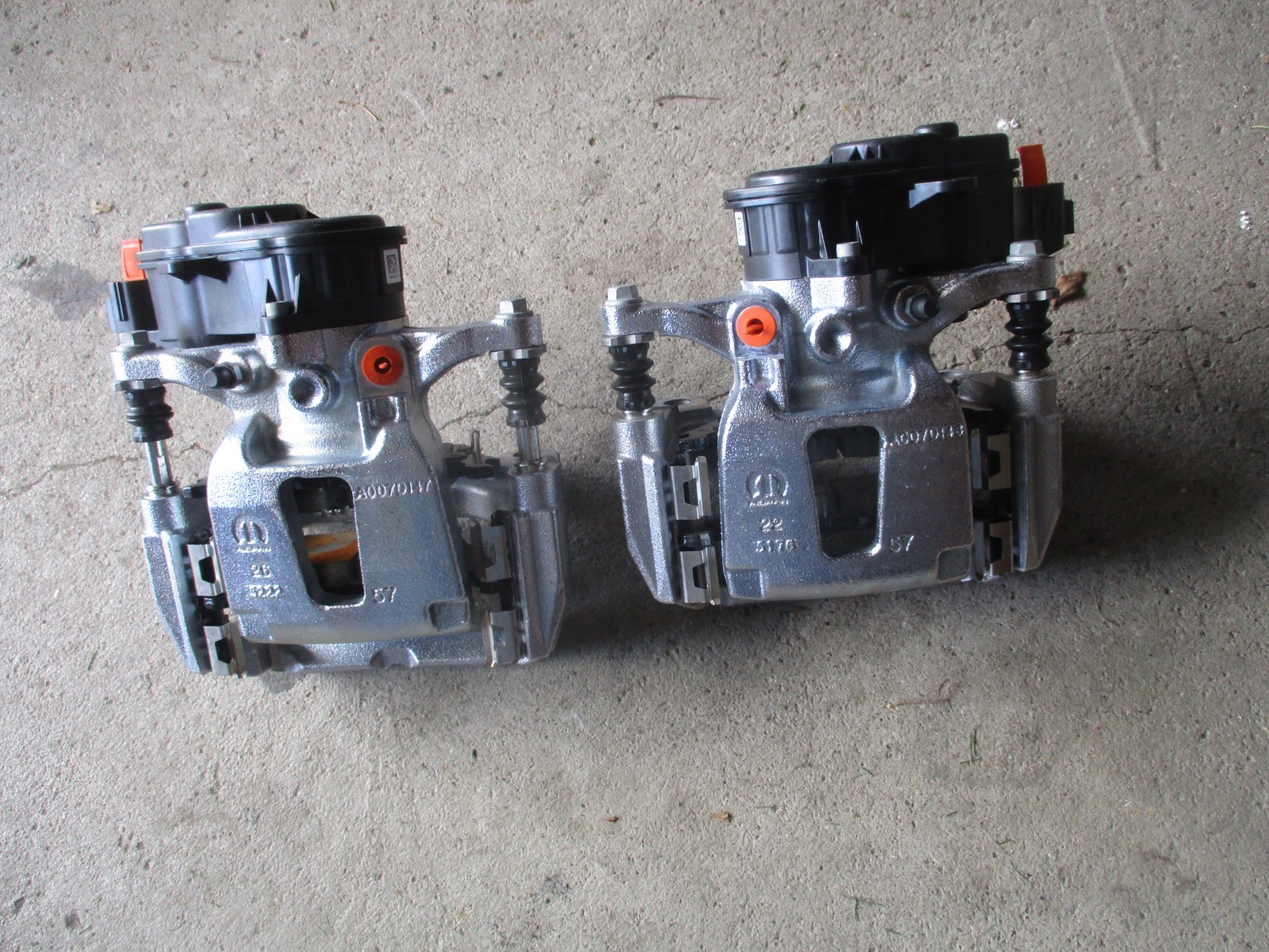 Dodge Ram Rear Disc Brake Calipers A0007D147 / A007D148 Parts Newer Take Off OEM