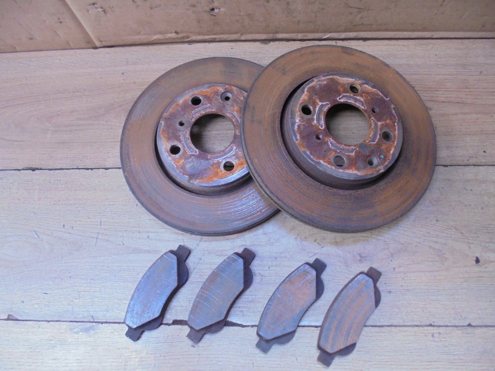PEUGEOT 108 2018 1.2 VTi PAIR OF FRONT BRAKE DISCS WITH PADS 250 MM DIAMETER