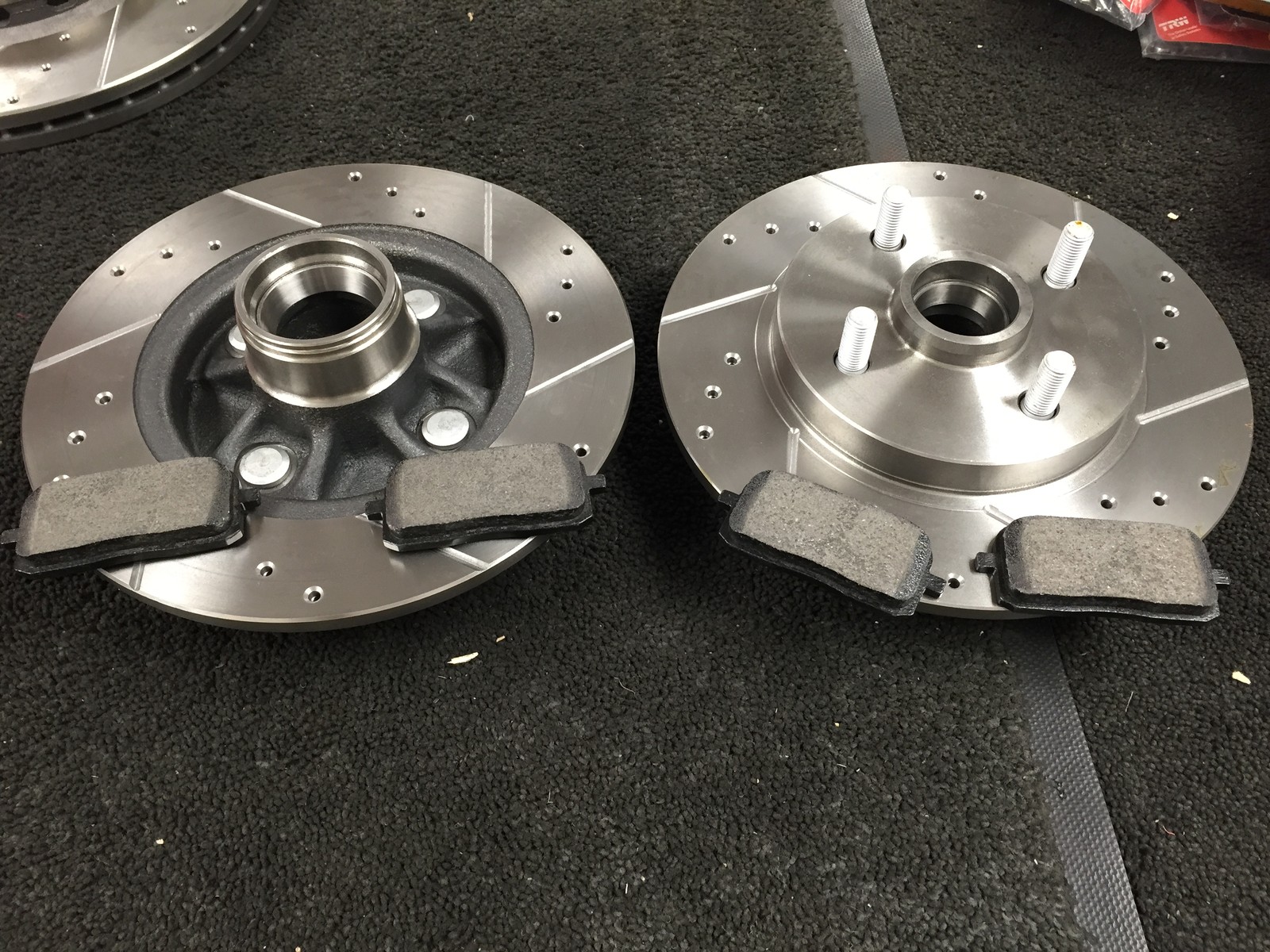 STARLET GLANZA EP91 EP82 DRILLED GROOVED BRAKE DISC BRAKE PADS REAR NO ABS