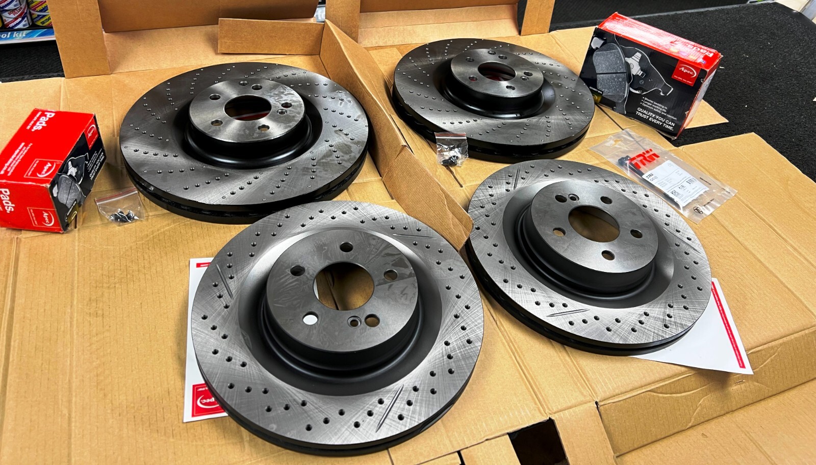 FOR MERCEDES C63 6.2 AMG C204 W204 S204 FRONT REAR DRILLED BRAKE DISCS AND PADS